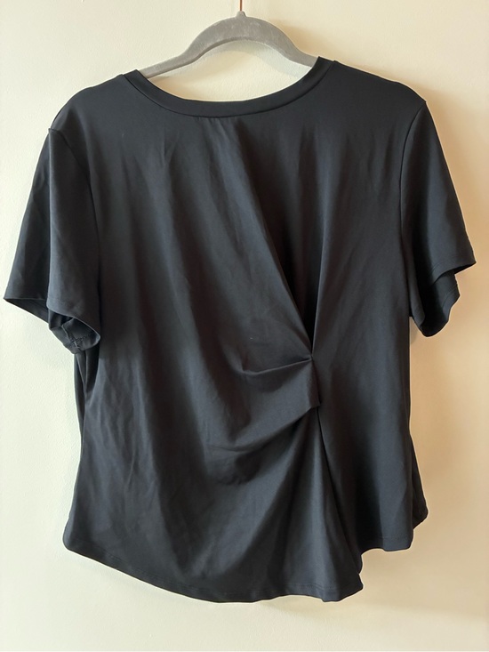 HALARA Tops - HALARA Black Twist Detail Short Sleeve Tee